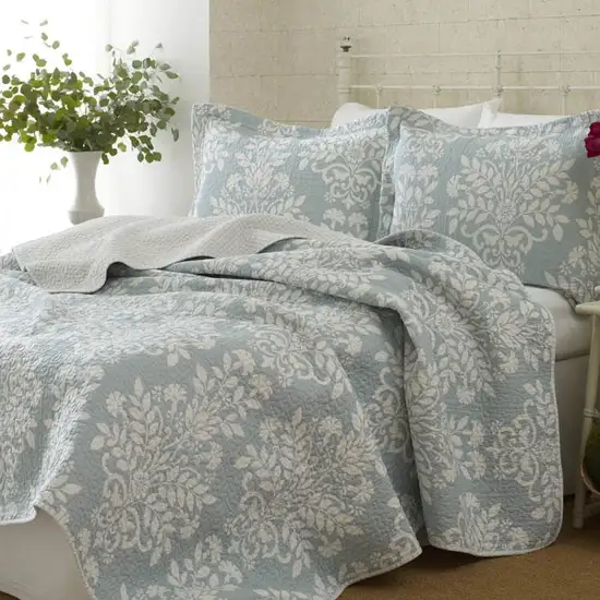 100% Cotton King size 3-Piece Coverlet Quilt Set in Blue White Floral Pattern Photo 1