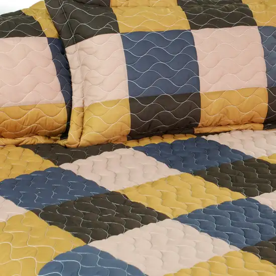 Antique Chic -  3PC Vermicelli-Quilted Patchwork Quilt Set (Full/Queen Size) Photo 3