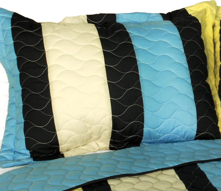 Cuckoo's Calling - 3PC Vermicelli-Quilted Patchwork Quilt Set (Full/Queen Size) Photo 1