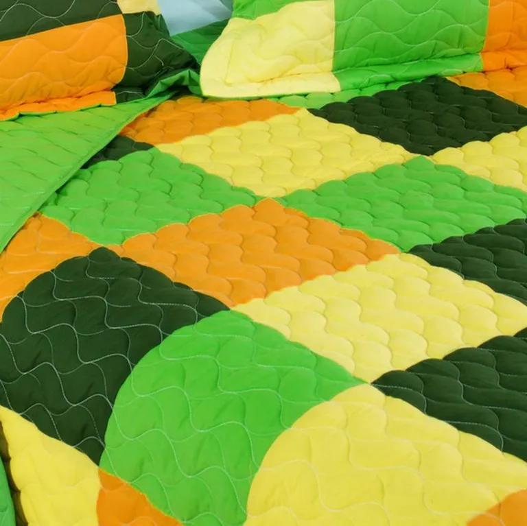Energetic - 3PC Vermicelli-Quilted Patchwork Quilt Set (Full/Queen Size) Photo 4