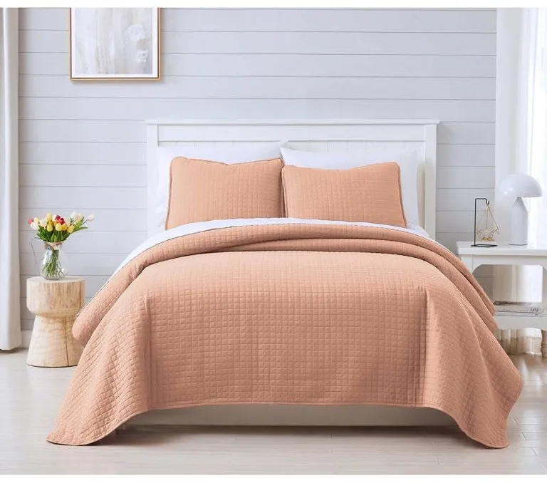 Full/Queen Lightweight Blush Ultra Soft 3-Piece Microfiber Quilt Set Photo 1