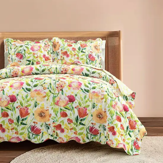 Full/Queen Lightweight Polyester Scalloped Edges Floral Quilt Set Photo 1