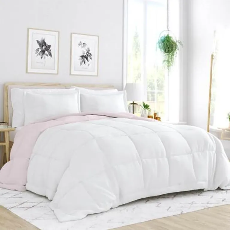 Full/Queen 3-Piece Microfiber Reversible Comforter Set in Blush Pink and White Photo 2