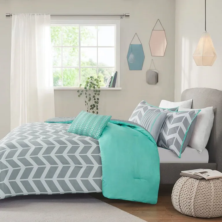 Full/Queen Reversible Comforter Set with Grey White Aqua Teal Chevron Pattern Photo 5