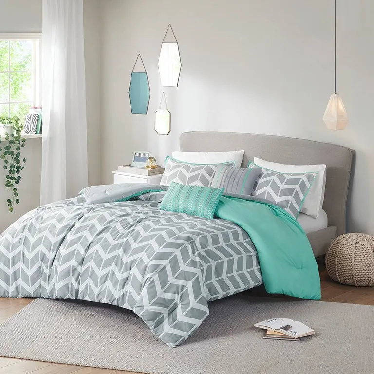 Full/Queen Reversible Comforter Set with Grey White Aqua Teal Chevron Pattern Photo 4