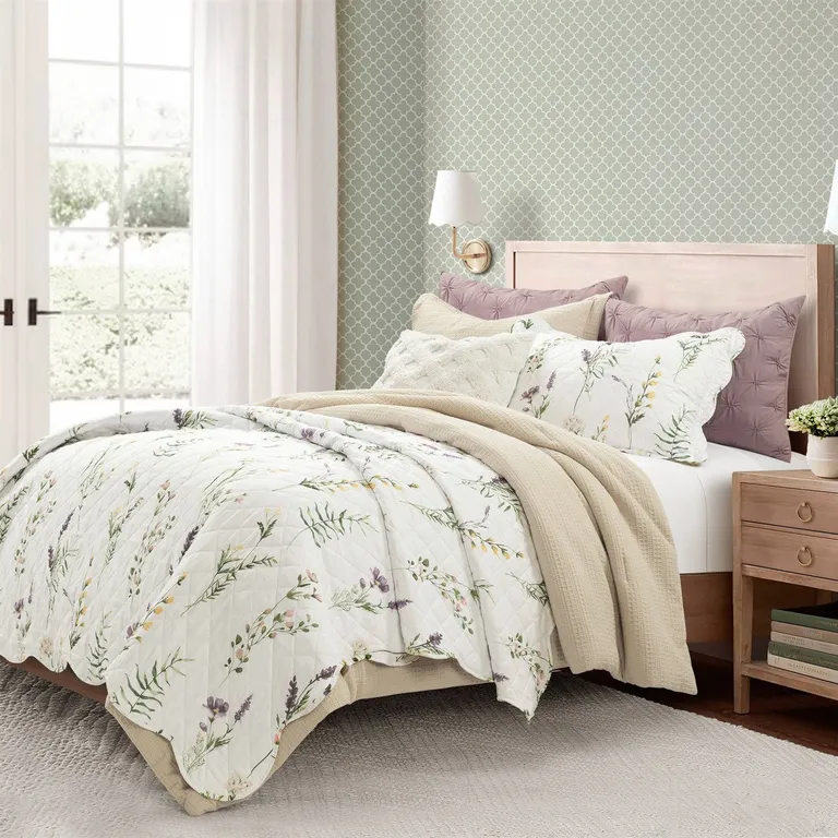 Full/Queen Scallop Edge Floral Lightweight 3 Piece Quilt Set Photo 2