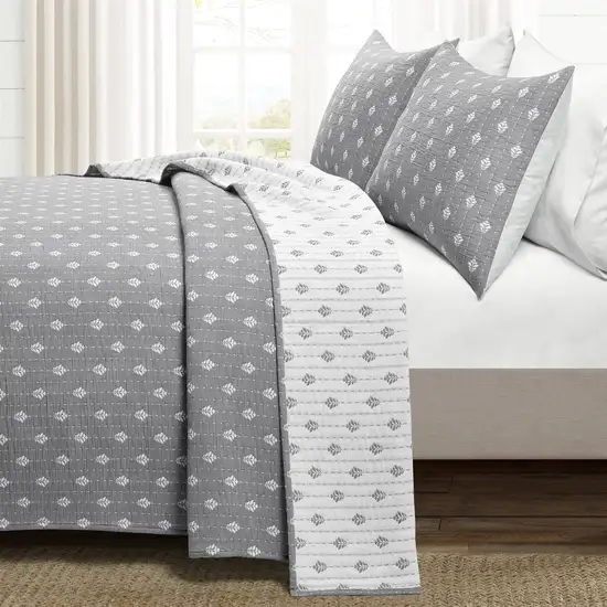 Full/Queen Size 3-Piece Reversible Cotton Yarn Woven Quilt Set in Grey and White Photo 2