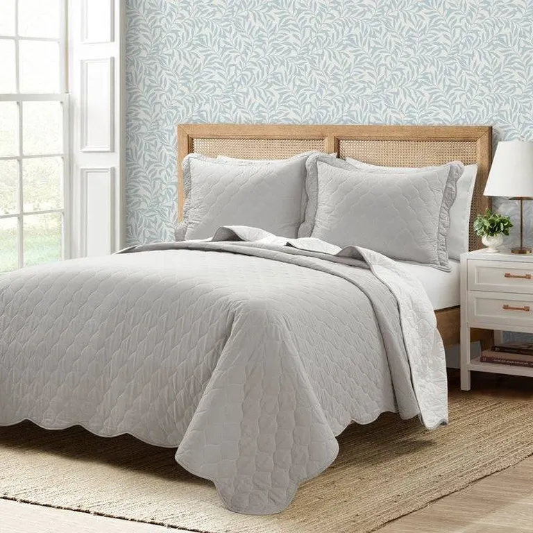 Full/Queen White Grey Scalloped Edge Reversible Thin Light Quilt Set Photo 3