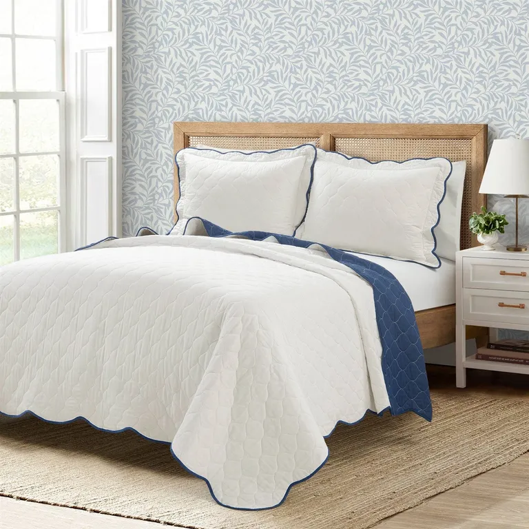 Full/Queen White Navy Scalloped Edge Reversible Thin Light Quilt Set Photo 1