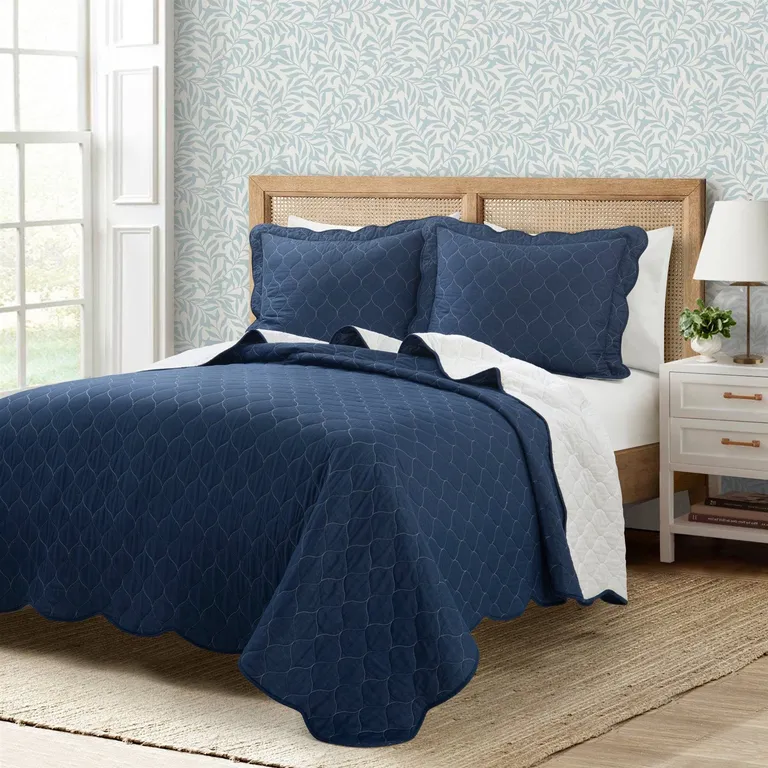 Full/Queen White Navy Scalloped Edge Reversible Thin Light Quilt Set Photo 2