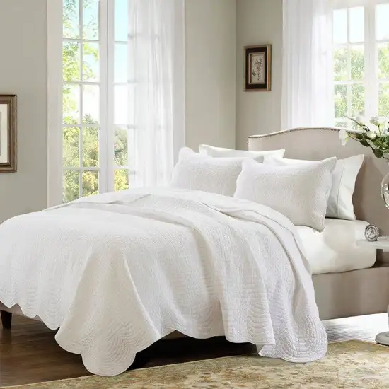 Full/Queen size 3-Piece Reversible Scalloped Edges Microfiber Quilt Set in White Photo 2