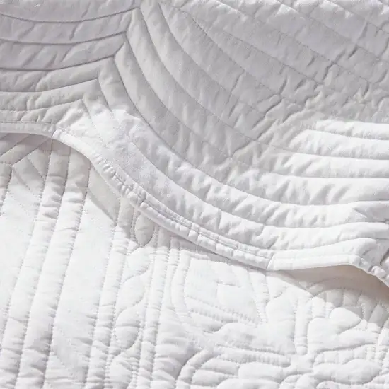 Full/Queen size 3-Piece Reversible Scalloped Edges Microfiber Quilt Set in White Photo 5