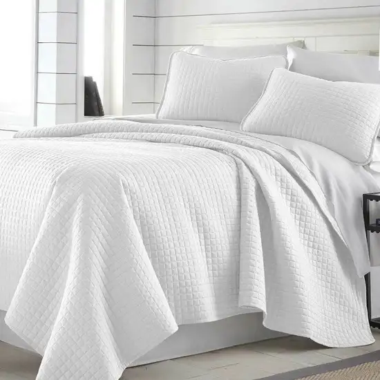 King/Cal King Lightweight White Ultra Soft 3-Piece Microfiber Quilt Set Photo 2