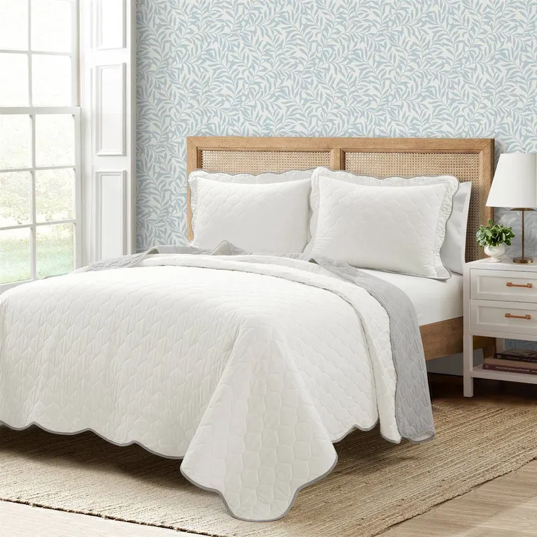 King/Cal King White Grey Scalloped Edge Reversible Thin Light Quilt Set Photo 1