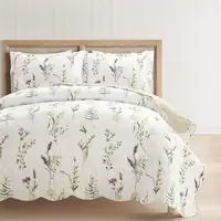 Photo of King/California King Scallop Edge Floral Lightweight 3 Piece Quilt Set