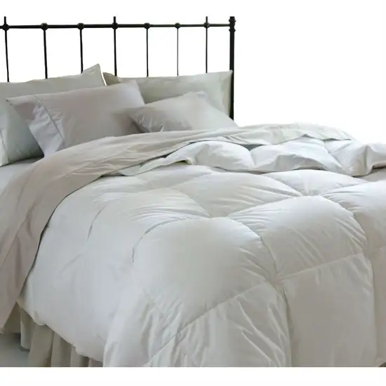 King size Down Alternative Comforter in White Microfiber Photo 1