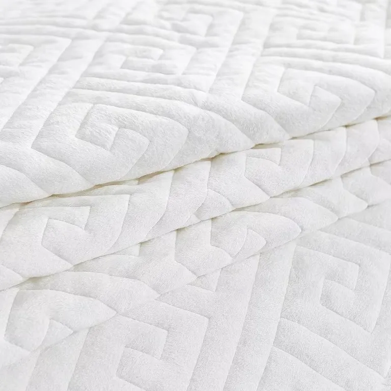 King size Ivory White Velvet Microfiber Polyester Reversible 3-Piece Quilt Set Photo 3