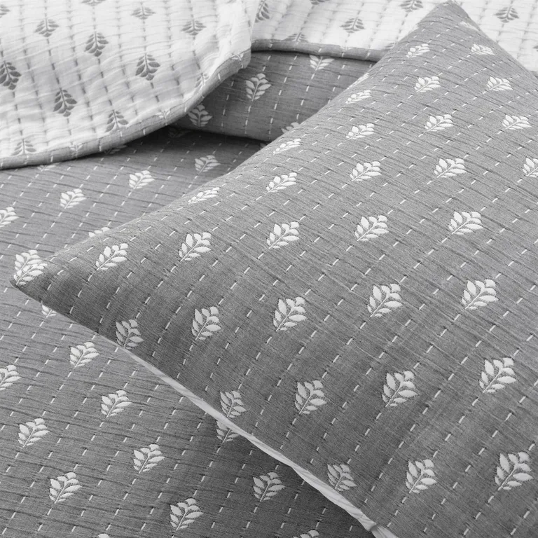 King size 3-Piece Reversible Cotton Yarn Woven Quilt Set in Grey and White Photo 2