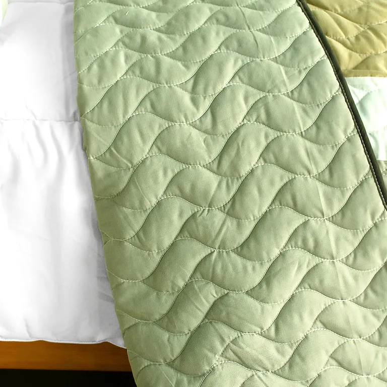 Lost in the Dream - 3PC Vermicelli-Quilted Patchwork Quilt Set (Full/Queen Size) Photo 2