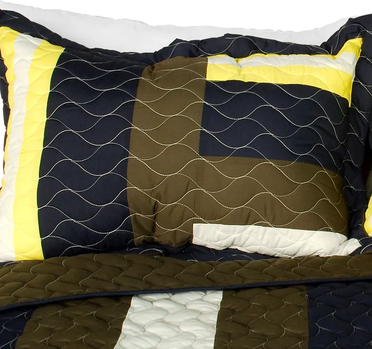 Magic Maze - 3PC Vermicelli-Quilted Patchwork Quilt Set (Full/Queen Size) Photo 1
