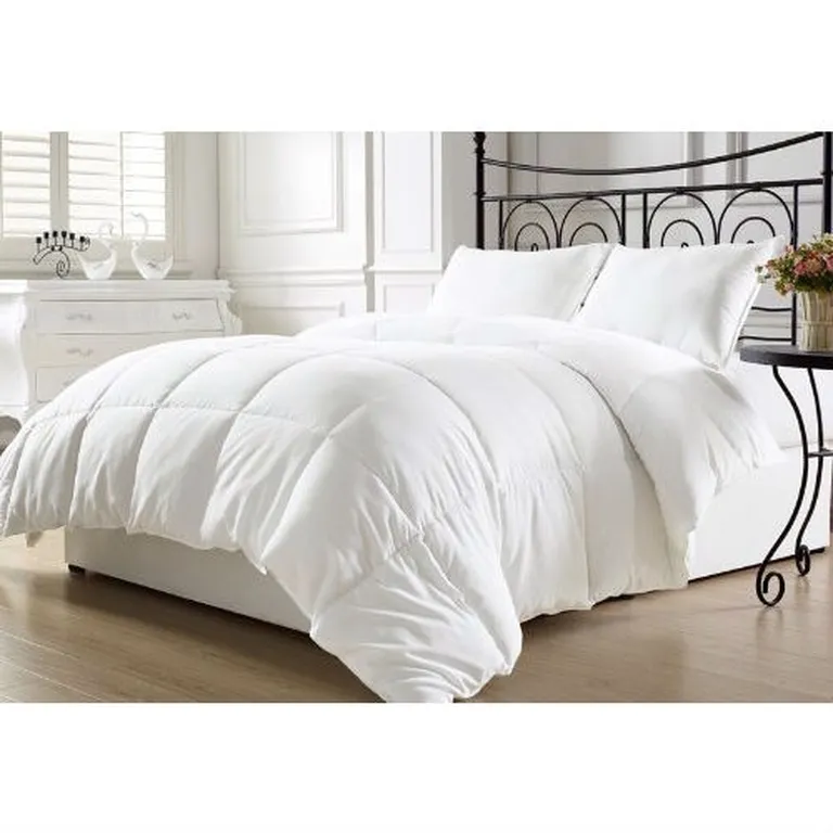 Queen size Hypoallergenic Down Alternative Comforter Photo 1