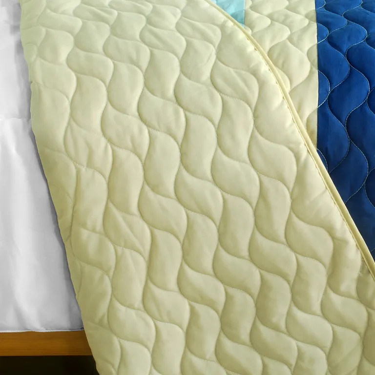 Rising to the Top - 3PC Vermicelli-Quilted Patchwork Quilt Set (Full/Queen Size) Photo 3