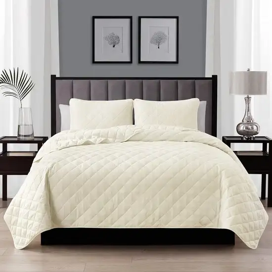 Twin/Twin XL 2-Piece Ivory Microfiber Reversible Diamond Quilt Set Photo 1